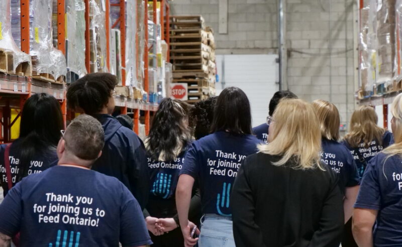 Un groupe de personnes traverse une banque alimentaire.