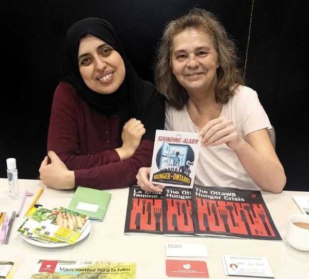 Deux femmes sont assises à une table ensemble